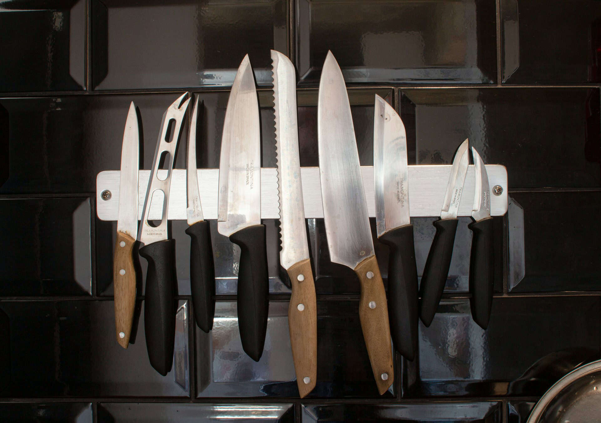 How Can Magnetic Storage Strips Free up Your Kitchen Drawers?