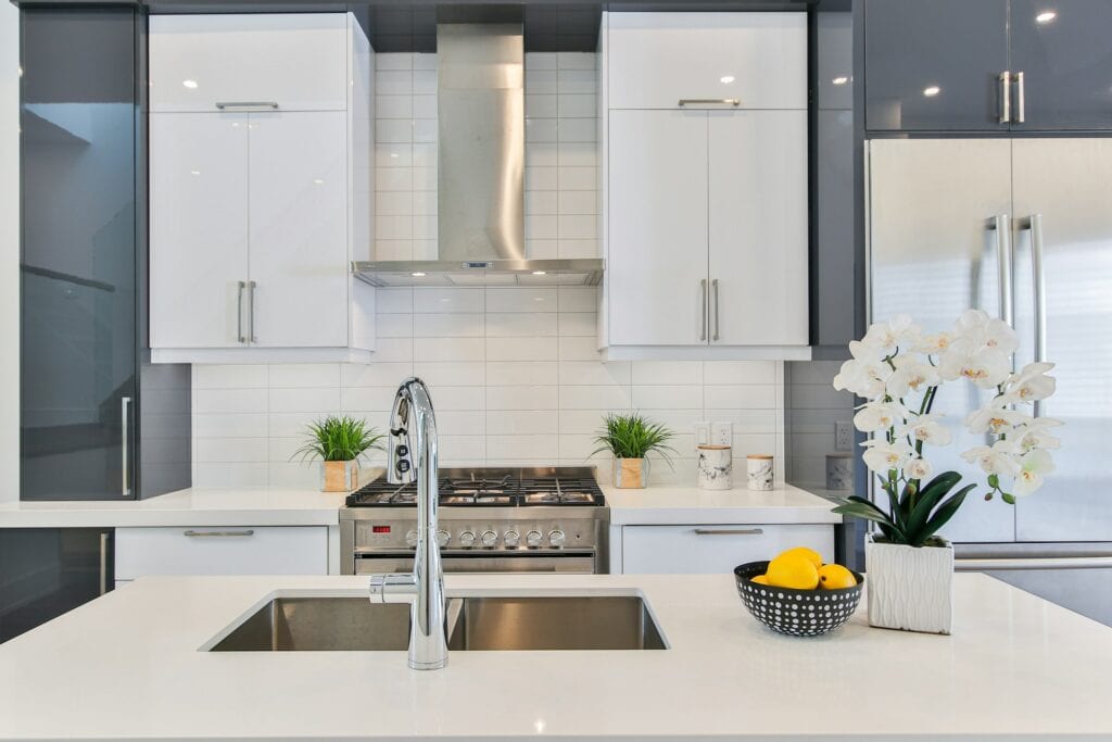 What Is the Safest Way to Clean Grease Off Kitchen Cabinets?