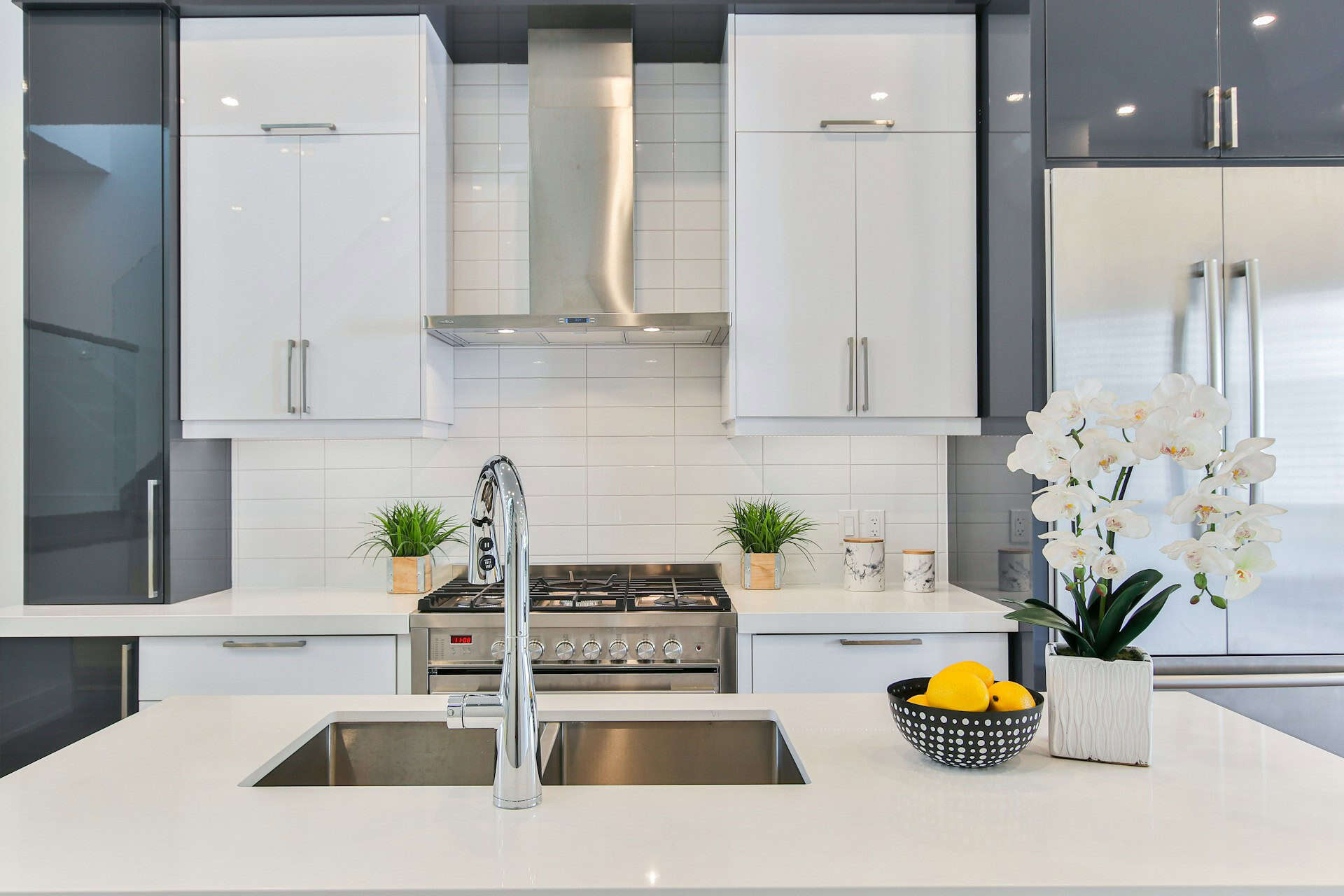 What Is the Safest Way to Clean Grease Off Kitchen Cabinets?